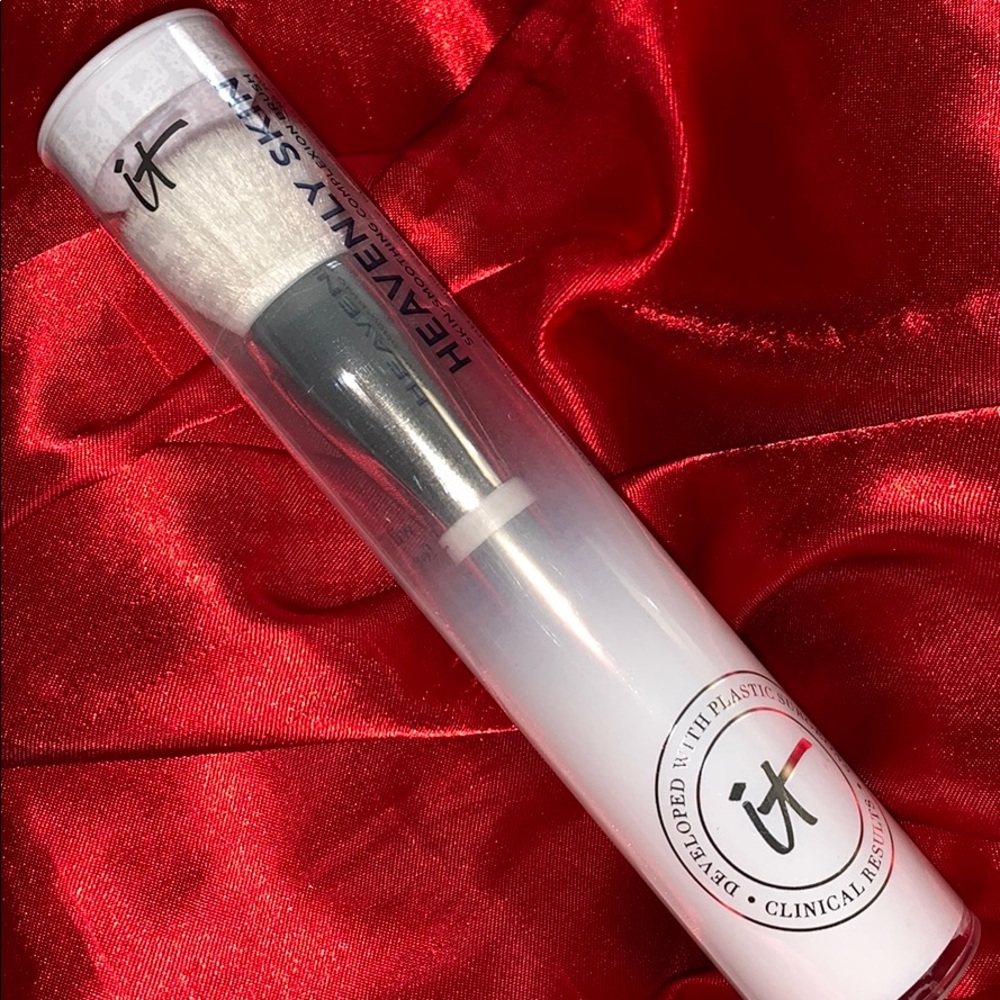 It cosmetics brush